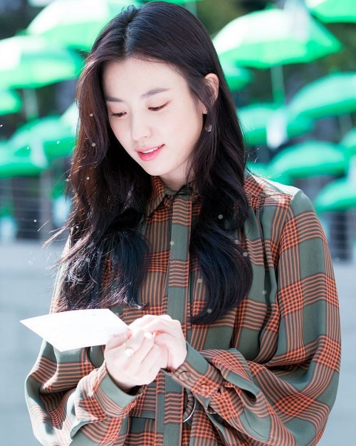 instagram.com-170926-Han-Hyo-Joo-2017-Green-Umbrella-Angel22637708_126417324689161_5428596954269483008_n.jpg