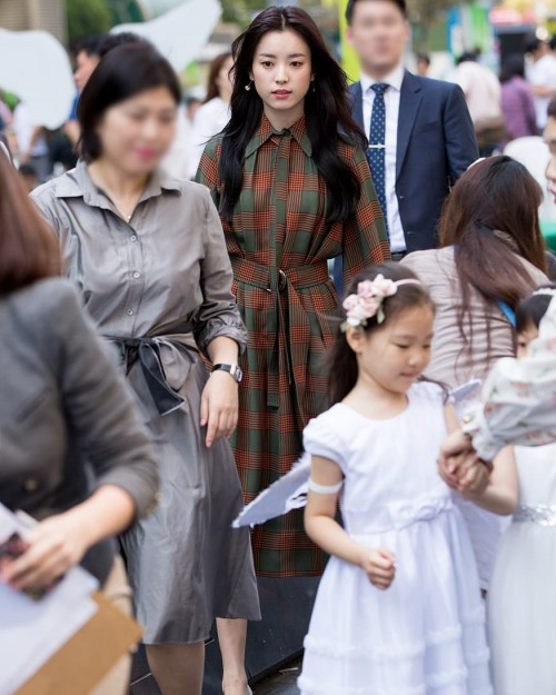 instagram.com-170926-Han-Hyo-Joo-2017-Green-Umbrella-Angel26870497_581647935515609_4766401593811664896_n.jpg