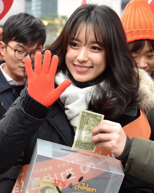 instagram.com-191221-Han-Hyo-Joo-for-Charity-event-JTS-stre73019226_2676143699133232_6842496962276470487_n.jpg