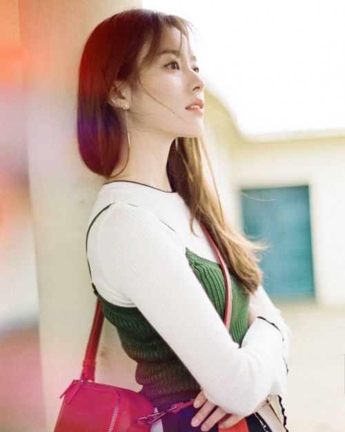instagram.com-Han-HyoJoo-for-Lipault-2017-SS17883157_809373725895346_6540832701832757248_n.jpg