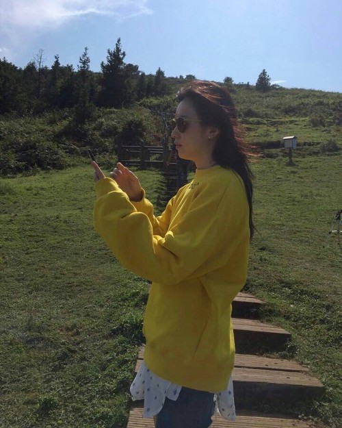 instagram.com-Han-HyoJoo-with-PMH-and-Kim-Minseon-at-Jeju-I21910769_357851094669272_8070118007289937920_n.jpg