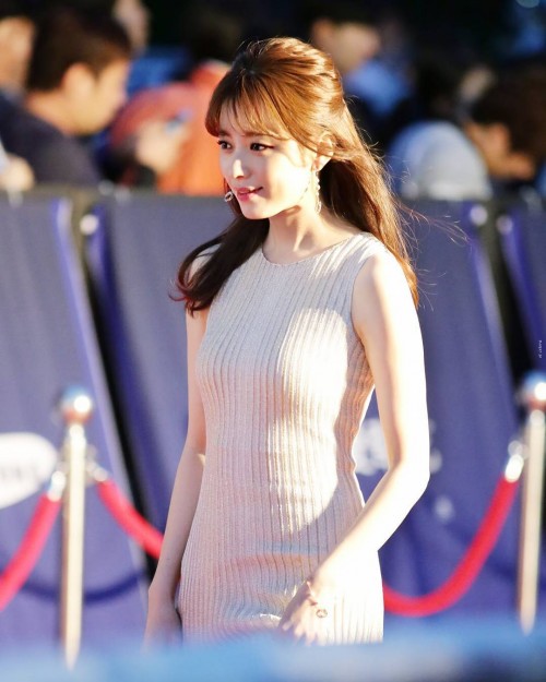instagram.com-Han-hyo-joo-52nd-arts-awards-201620687794_163779767503791_655918922884710400_n.jpg