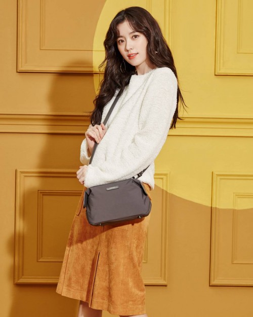 instagram.com-HanHyoJoo-LIPAULT-17FW-LOOKBOOK21294764_321535058318326_7710422472004206592_n.jpg