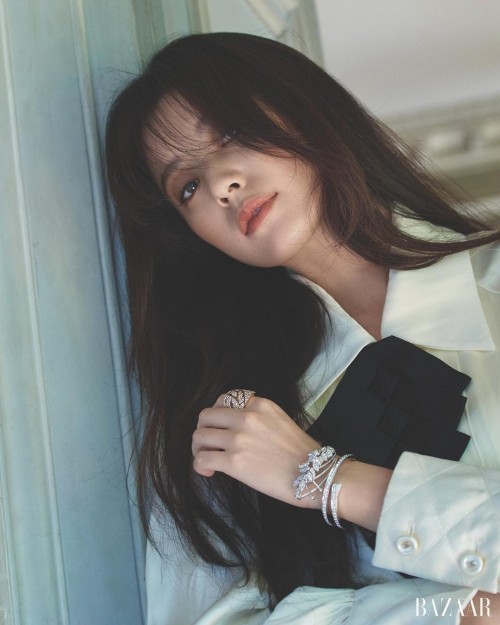 instagram.com-HanHyoJoo-for-HARPERS-BAZAAR-September-201839318464_409712032891452_7135458743436705792_n.jpg