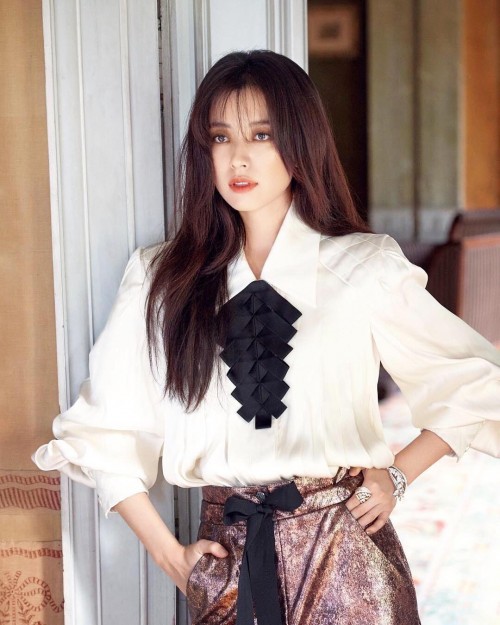 instagram.com-HanHyoJoo-for-Harpers-Bazaar-Korea-September-38735096_1050682235101842_644250377209774080_n.jpg
