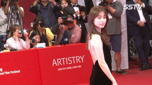 instagram.com-Videos-161006-Hanhyojoo-Busan-International14374298_1775491619405733_7581642954284990464_n.jpg