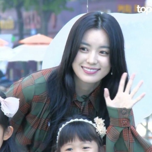 instagram.com-Videos-170926-Han-Hyo-Joo-2017-Green-Umbrell21910650_161754461071962_6906990724084924416_n.jpg