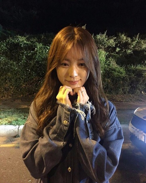instagram.com-W-W-W-Day-HanHyoJoo-W-Behind-14334351_720832871401431_2031618319550775296_n.jpg