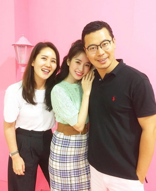 instagram.com-We-are-the-Family-Team-Hanhyojoo-20394315_457526357979246_2736515645024763904_n.jpg